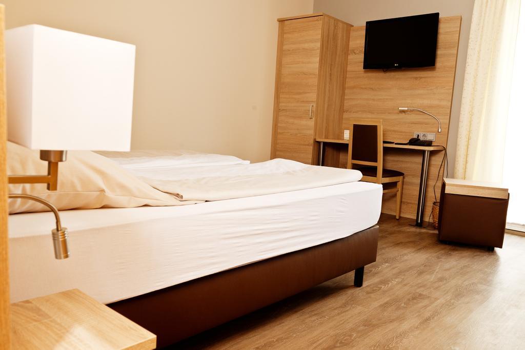 Hotel Dreimaedelhaus Espelkamp-Mittwald Экстерьер фото